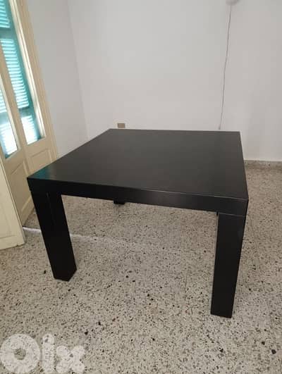 طاولة خشب طبيعي. wooden dinning table