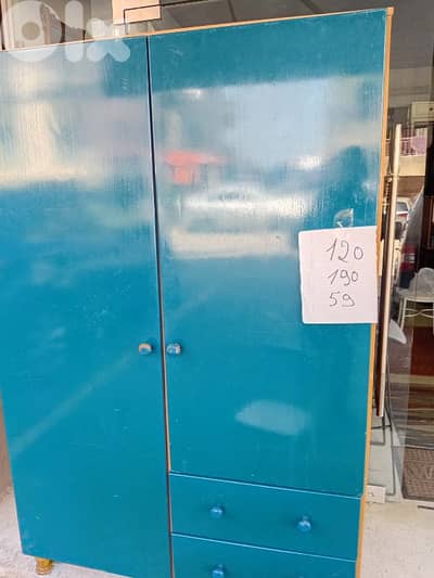 خزانة خشب لاتي شبه