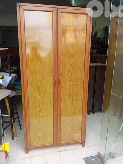 خزانة المنيوم شبه جديد