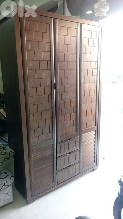 خزانة شبه جديد