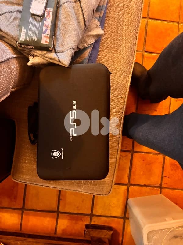 PS5 1tb 1 controller and carry bag 3