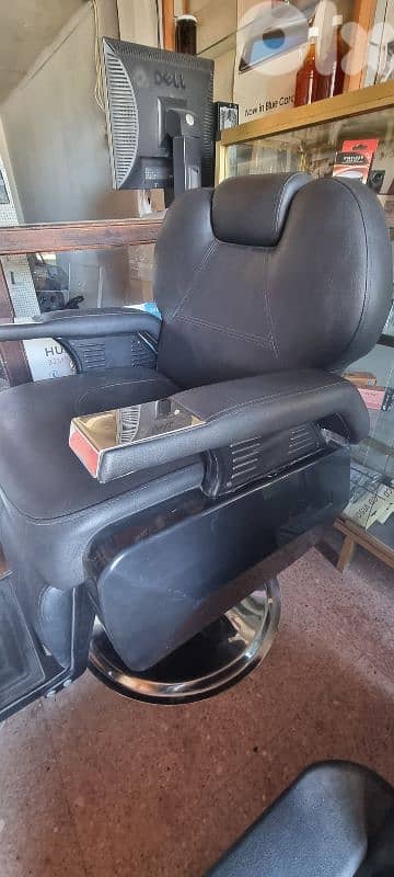 كرسي حلاقة وكرسي غسيل مستعملين شهر ونص شبه جداد موجودين ب ديرعمار