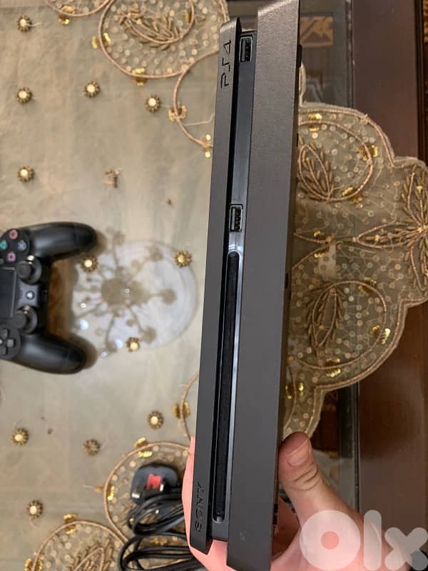PS4 Slim Europe brand - Never Opened - Very Clean 1
