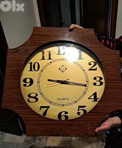 ساعة حائط كبيرة