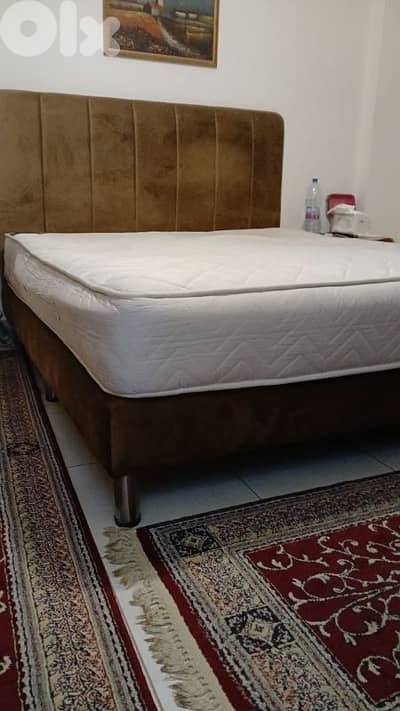 غرفة نوم مع الفرشه