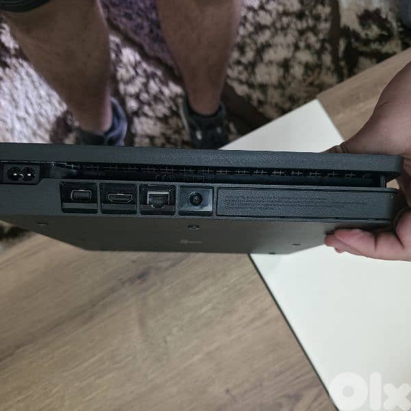 ps4 slim 1tb 4 controllers and 2 games 1