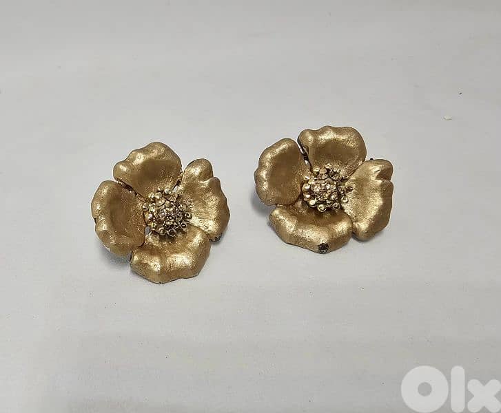 8$ gold tone vintage earrings 1