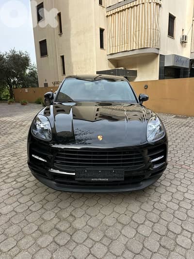 Porsche Macan 2019 black on red (clean carfax-57000 miles)