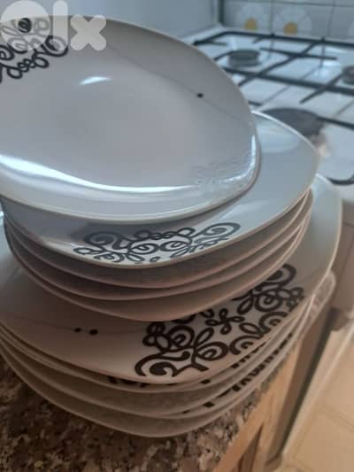 ١٢ صحن، ٦ كبار و ٦ صغار