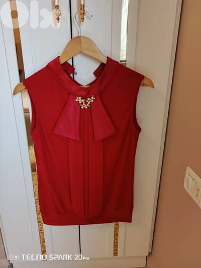 تنورة سوداء مع بلوزة حمراء