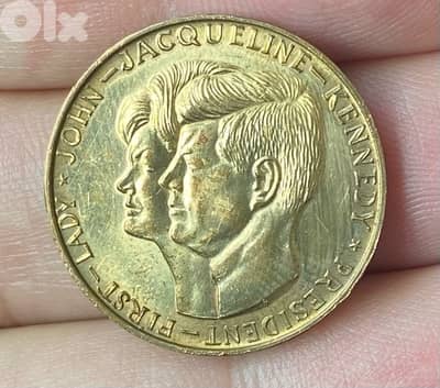 ميدالية اميركي الرئيس كينيدي مع زوجته جاكلين سنة ١٩٦٣