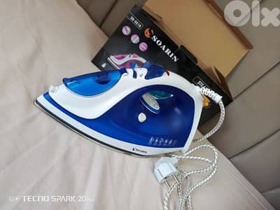 مكواة باللون الازرق الغامق ، جديدة وغير مستعملة