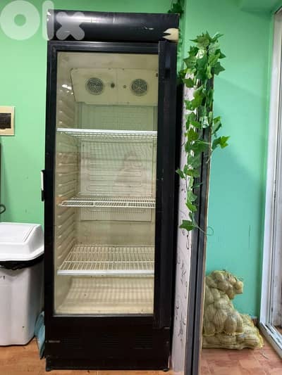 براد للبيع وفير كهرباء نضيف وسقوعتو ممتازة مع عيار خفيف وتلج