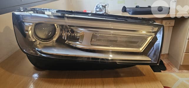 Xenon LED headlight assembly for an Audi Q5 2018 right side