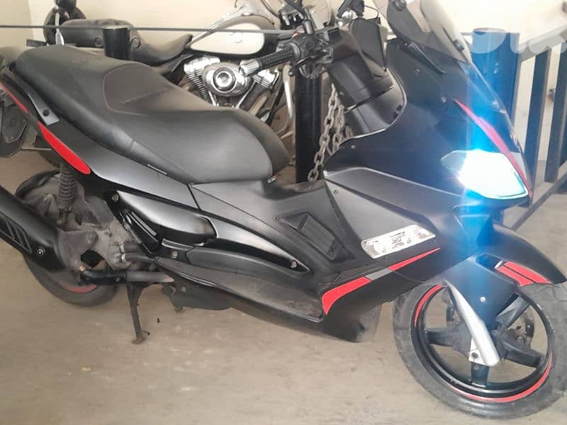 Aprilia SR Max 300 1
