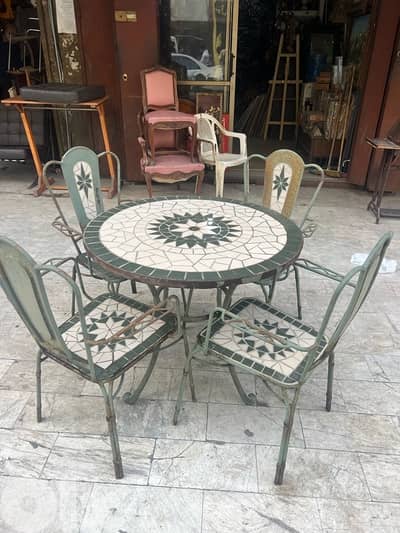 طاولة حديد وجه فسيفساء مع ٤ كراسي مقعد و ضهر فسيفساء شغل يدوي انتيك