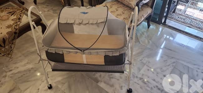 سرير طفل هزاز مع دواليب وناموسية