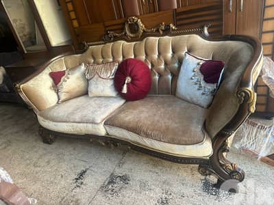 طقم كنبايات ملكي حفر خشب زان شبه جديد اربع قطع وطاولة