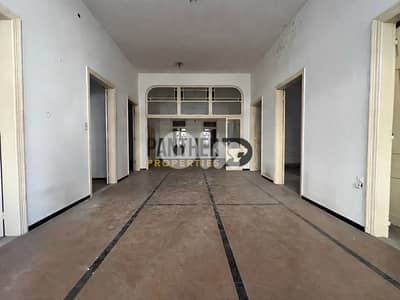 Business opportunity in prime location in Achrafieh Ref#RS115