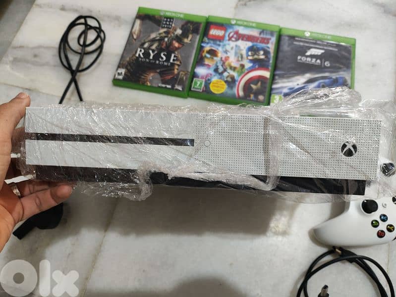 Xbox one s with 3 games 1