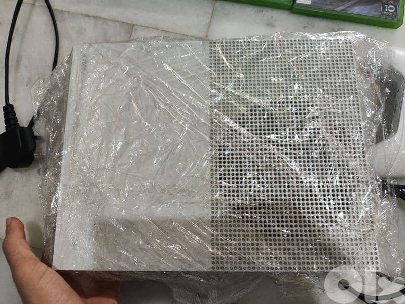 Xbox one s with 3 games 2