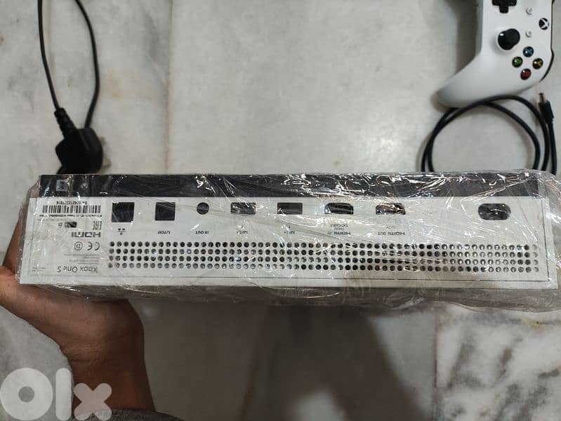 Xbox one s with 3 games 3