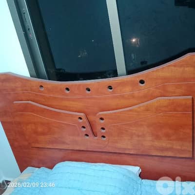 تخت بحالة جيدة للبيع