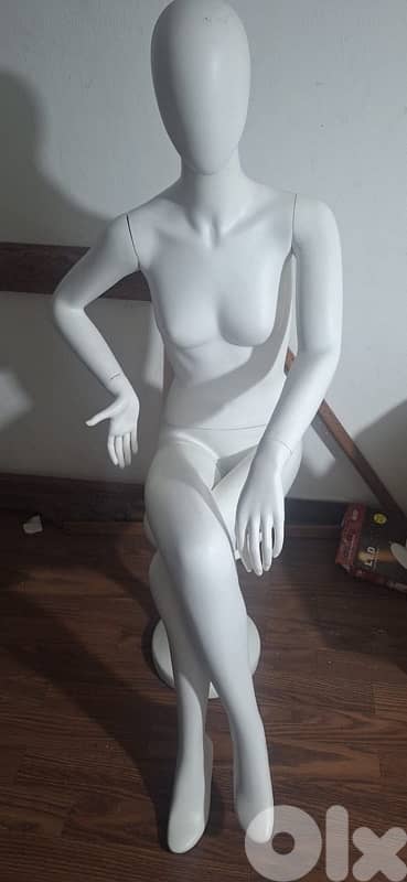 White women mannequin 1