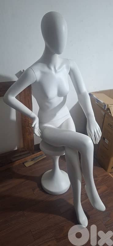 White women mannequin 2