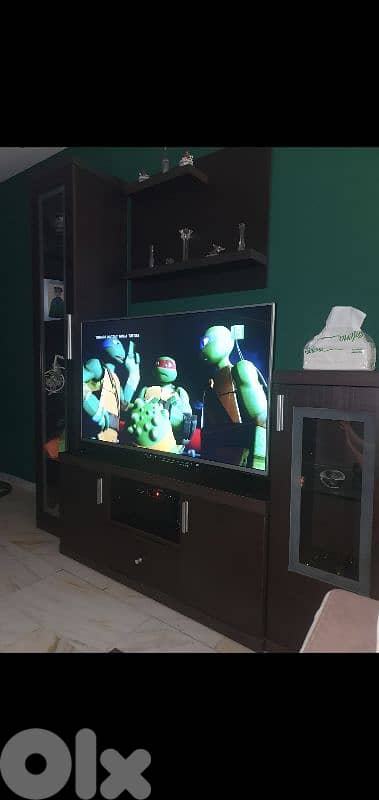 مكتبة وطاولة تلفيزيون