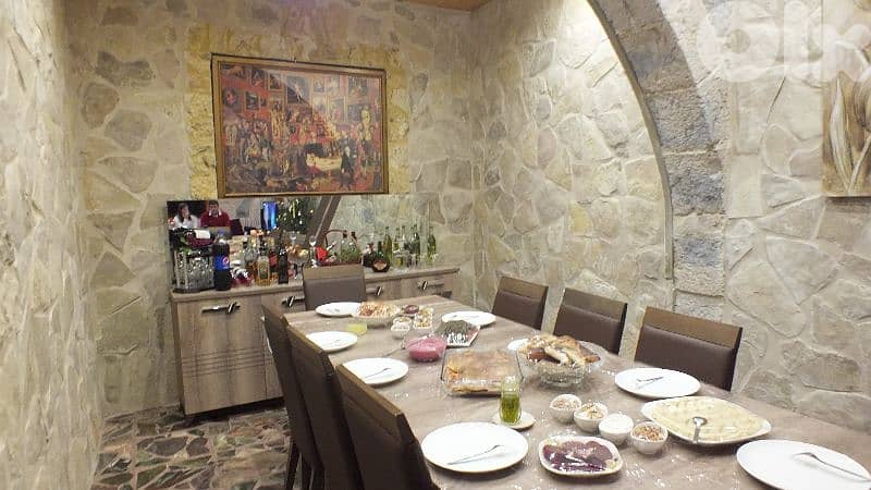 Dinning Table in a very mind condition 1