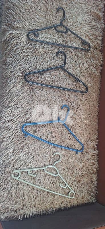 علاقات الملابس البلاستيكية التي تُستخدم لتنظيم الخزائن