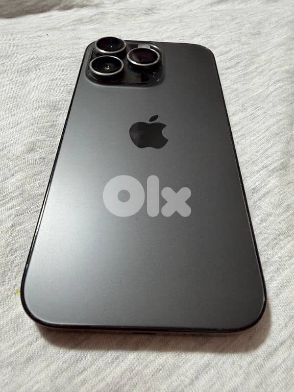 iphone 14pro- with charger+covers 3