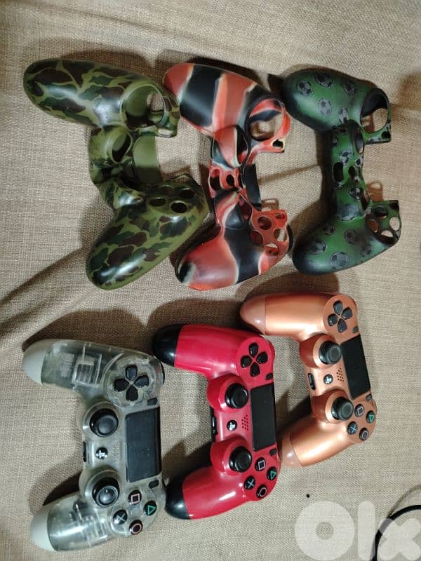 ps4 with three controllers and two for spare parts 3