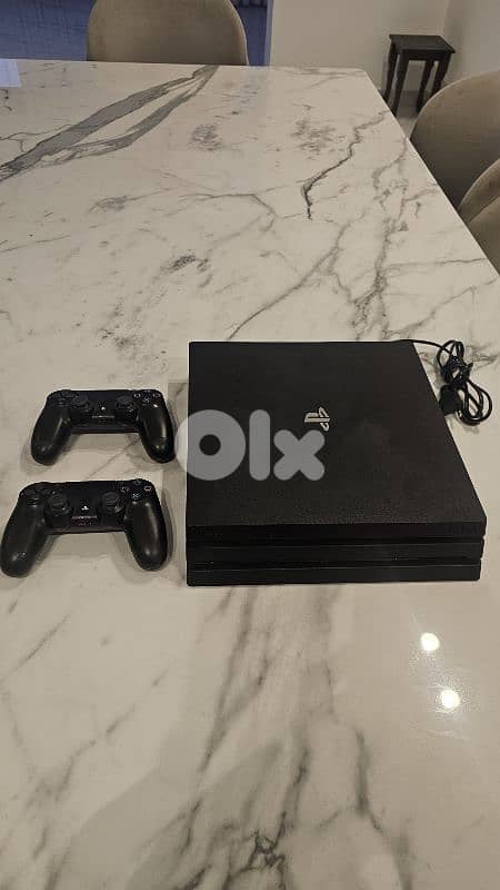 PS4 Pro 1TB + 2 Controllers + 3 Games – Very Clean 1