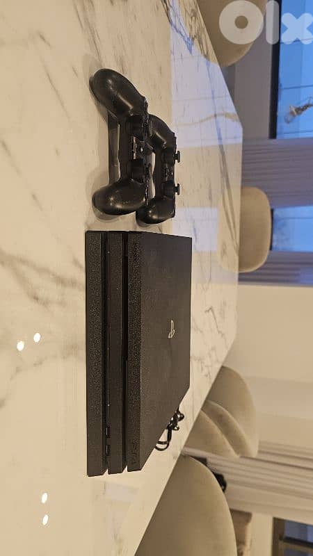 PS4 Pro 1TB + 2 Controllers + 3 Games – Very Clean 2