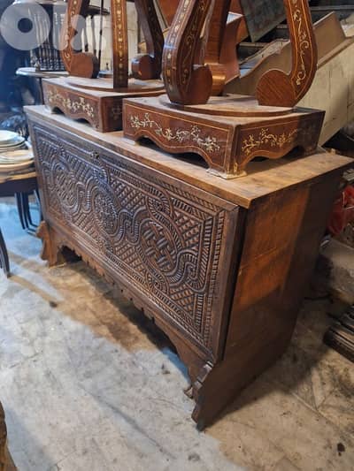 صندوق شرقي انتيك قديم مميز جدا خشب جوز من الروائع