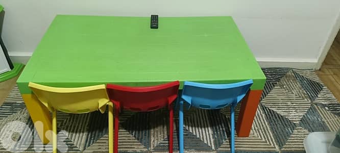 طاولة و ٣ كراسي  للولاد