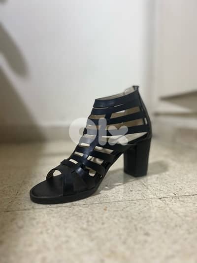 كعب اسود black heels