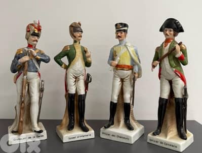 مجموعة تماثيل خزف مميزة تمثل جنود فرنسيين من حقبة نابليون