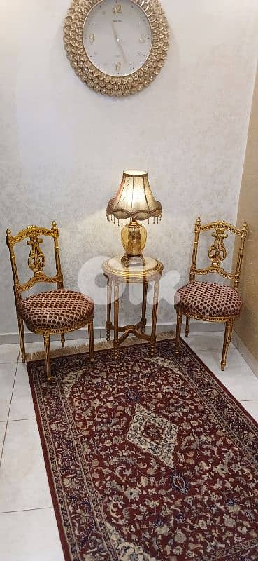 طوله مع كرسيتان لبيع بي بيروت