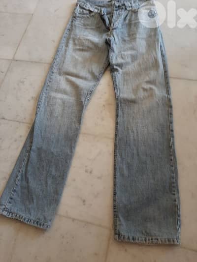 شروة تياب مستعملة لقطة