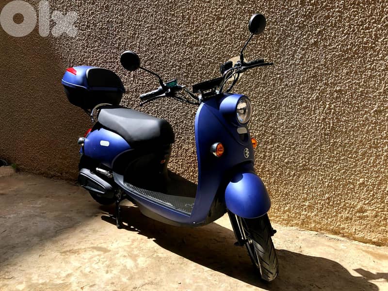 Black and blue e-motorbikes 2