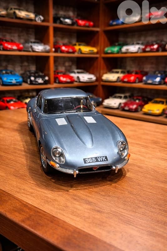 Jaguar E type 1/18 burrago 1