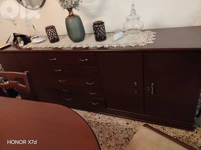 طاوله سفره مع ٨ كراسي و  كونتوار خشب زين شبه جديد