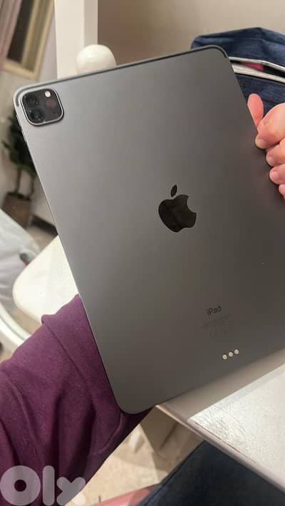 Ipad pro 11 inch M1 2021 broken screen but no cracks and good as new j