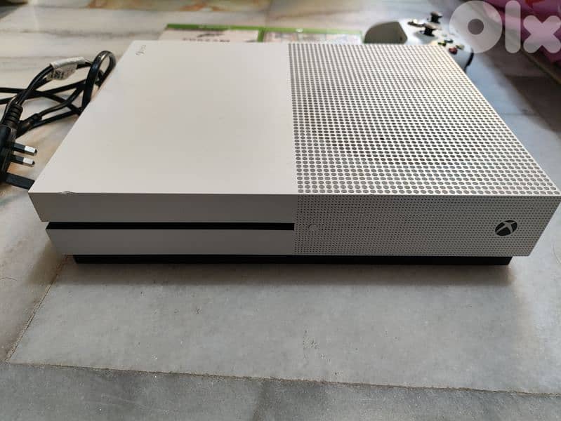 Xbox one s 1tb with 3 games 1