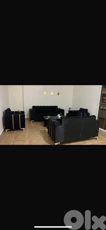 صالون اسود وذهبي