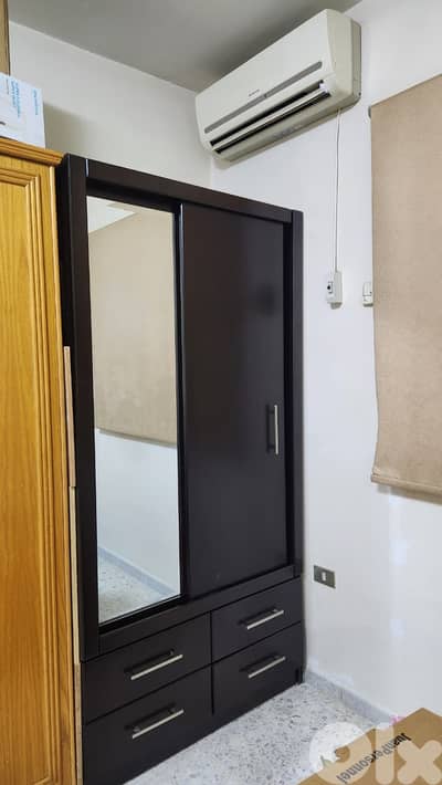 Dark Wood Closet - خزانة خشب غامق سحّاب مع مراية