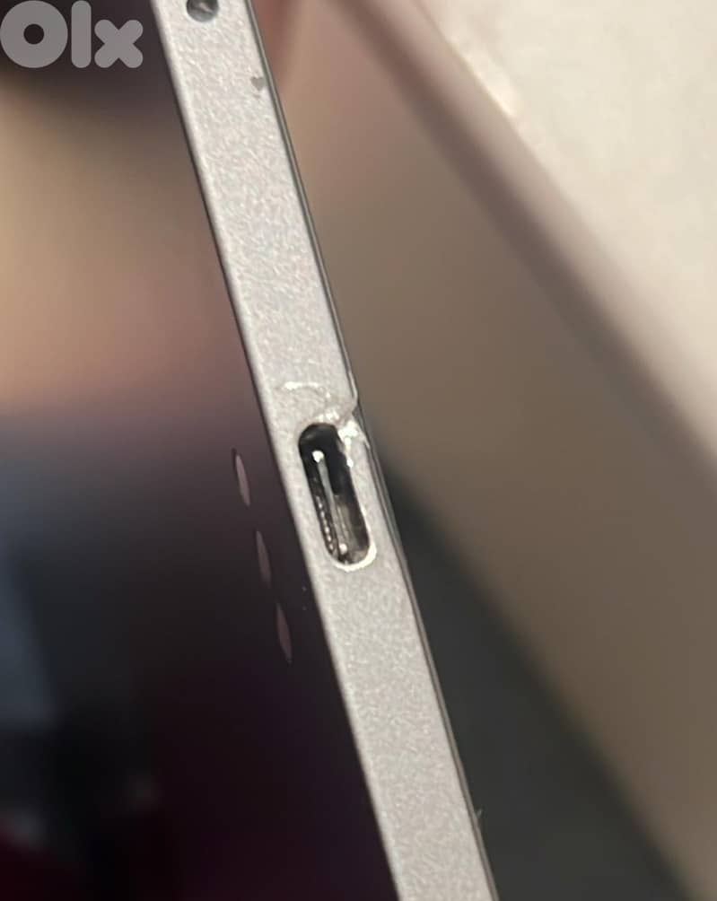 Ipad pro 11 inch M1 2021 broken screen but no cracks and good as new j 2
